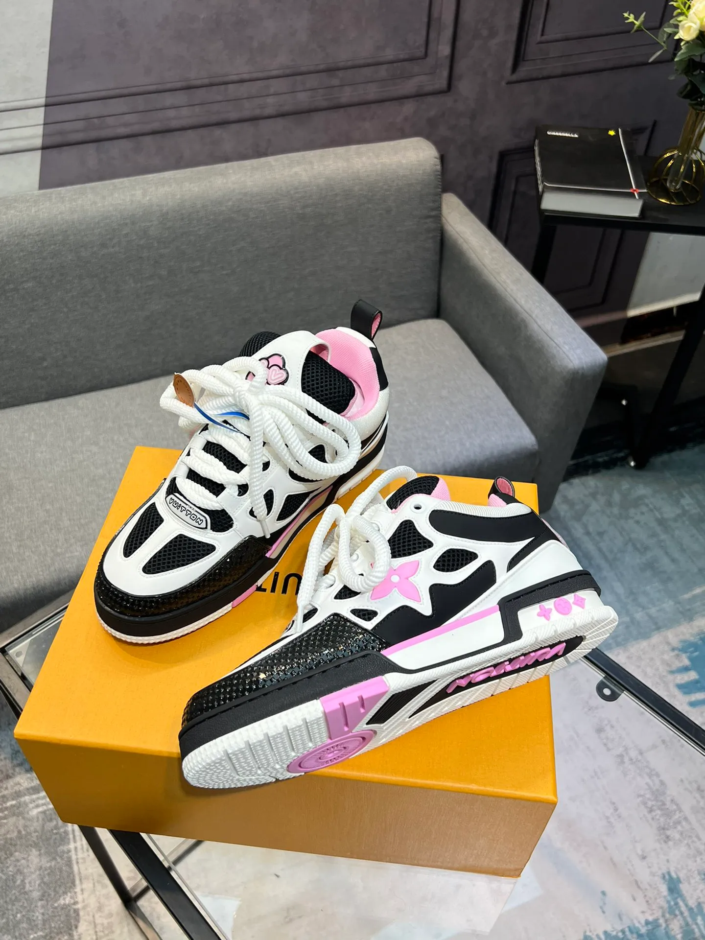 Men's men's shoes💰800 LV top version new style purchasing quality LV~Louis Vuitton LV TRAINER's best-looking sneakers, donkey brand strongly promotes new products, official website limited edition retro basketball sneakers! Both high-top and low-top models spent money to purchase 1:1 accurate reproductions of the originals. The details are invincible and full of sincerity. The imported custom-made original cowhide leather is the same as the original package. The details are 100% restored. The private model customizes the original one-piece TPU outsole. It is different from other brands. Without the original version, this effect cannot be achieved!                Men's and women's models 35-40 39-45 (46 is custom-made and cannot be returned or exchanged)